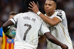 姆巴佩讓點(diǎn)，維尼修斯社媒曬兩人合照，配文：對(duì)你來(lái)說(shuō)很簡(jiǎn)單??