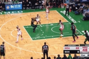 陷入困境！杰倫-布朗被小史密斯防得原地轉(zhuǎn)圈 最終走步違例