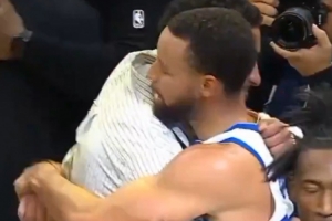 聊了點啥？庫里賽后和哈利伯頓擁抱寒暄 后者喜笑顏開