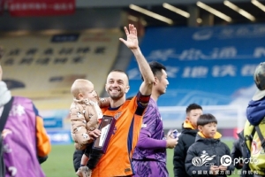 青島海牛為第28輪最佳球員薩里奇頒獎，為金洋洋舉辦200場儀式