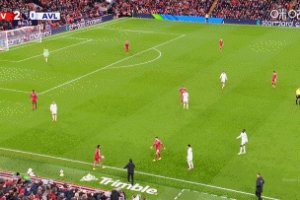 索博斯洛伊拖延時間，埃梅里憤怒將其推開，索博吃到黃牌