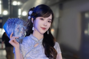 主持人余霜曬照：在后臺(tái)看完今天的精彩比賽 也想給咱們LPL集個(gè)氣