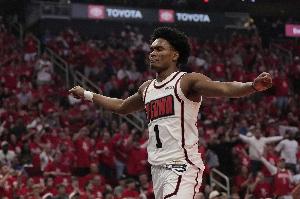 三分開張了！阿門12中6拿到17分9板8助 正負(fù)值+27