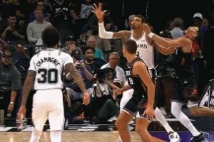 危險(xiǎn)了！文班低位要位揚(yáng)手打翻布克 被吹進(jìn)攻犯規(guī)&本場(chǎng)第4次犯規(guī)