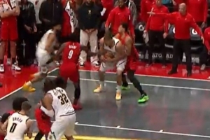 不滿判罰！掘金主帥：我們也要學會從后面抱人 反正碰到球就爭球