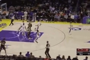 哈克斯反擊上籃撞倒里夫斯&裁判吹進(jìn)攻犯規(guī) 熱火挑戰(zhàn)成功變2+1