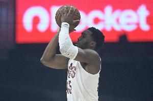 效率一般！米切爾半場11中4拿到13分3助 有2失誤3犯規(guī)