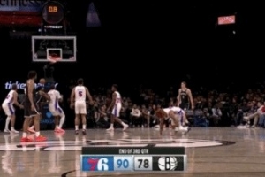 希望沒(méi)事啊！烏布雷撲防小波特 自己出現(xiàn)崴腳痛苦倒地