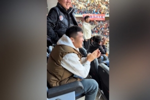 歡迎回家！記者：河南隊鐘義浩現(xiàn)場觀戰(zhàn)海牛，海牛進球后他很開心