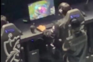 這你敢信？Faker加里奧按出金身前還在切屏