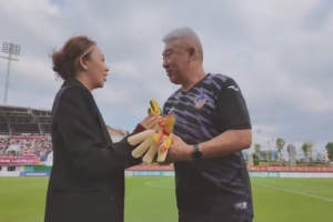 定南贛聯(lián)為守門(mén)員教練李偉舉行退休儀式，其從事職業(yè)教練36年