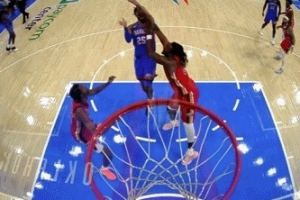 下手挺狠！盧尼一掌擊中阿杰伊-米切爾面部 被吹一級(jí)惡意犯規(guī)