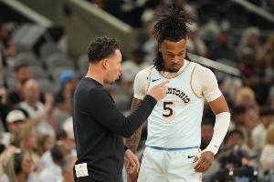 光速五犯！布克一回合連造卡斯爾三個犯規(guī) 直接走上罰球線