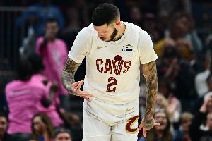 米切爾：大球訓(xùn)練中表現(xiàn)讓人驚艷 他能讓每個人比賽變得更輕松