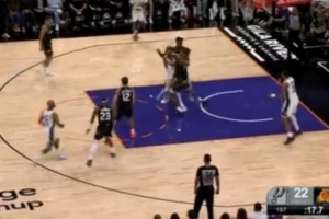 視野盲區(qū)！文班不看人妙傳籃下 凱爾登-約翰遜拉桿反籃得分