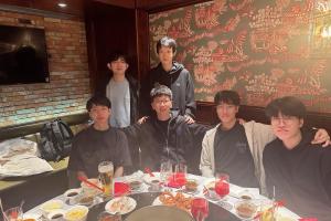 要散伙了嗎AG經(jīng)理愛笑曬與AL隊(duì)員合影：25年我心中最好的五個(gè)人