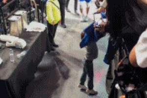 極度不爽！克萊手感不錯卻被按在板凳上 賽后扇飛水瓶發(fā)泄不滿