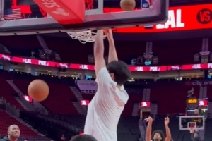 就得硬一點！楊瀚森賽前和助教對抗熱身 籃下終結(jié)連續(xù)暴扣+勾手