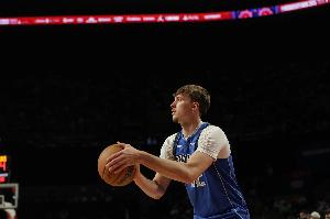 今天很準(zhǔn)！弗拉格上半場6投5中&三分3中2砍下12分3籃板2助攻