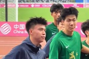 浙江U20男足全運(yùn)會(huì)輸球后謝場被球迷訓(xùn)話 王鈺棟無奈搖頭轉(zhuǎn)身離開