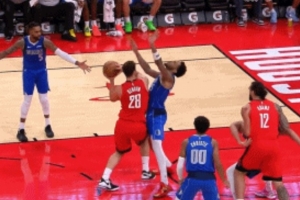 申京轉(zhuǎn)身肘部打到華盛頓 裁判回放后沒有升級 維持進攻犯規(guī)原判