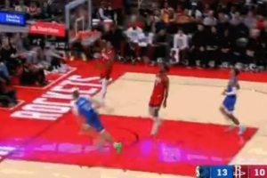 門神珠聯(lián)璧合！伊森鬼手搶斷 助攻阿門快攻反擊單臂炸扣