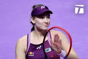 第三盤送蛋！萊巴金娜2-1逆轉(zhuǎn)斯瓦泰克，取得8連勝年終小組賽2-0