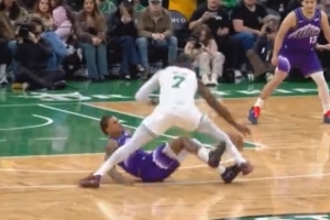 布朗被滑鏟不犯規(guī)？主裁：兩人接觸前都滑倒了 所以沒有吹罰犯規(guī)