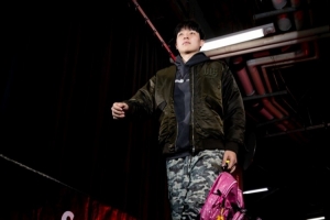 主場迎戰(zhàn)湖人！開拓者眾將賽前入場穿搭 小楊夾克衛(wèi)衣+粉色小書包