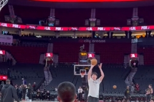 何時(shí)斬獲生涯首記三分？楊瀚森賽前熱身試投三分手感不俗