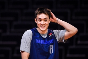 丁彥雨航：當(dāng)時(shí)我英語(yǔ)不行 卡萊爾不讓帶翻譯 聽了一個(gè)半小時(shí)天書