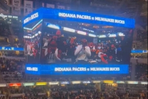 有些尷尬！邁爾斯-特納重回步行者被介紹 現(xiàn)場(chǎng)球迷報(bào)以噓聲