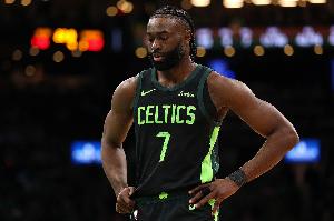 殺死自己！杰倫-布朗最后一攻推倒對(duì)手被吹犯規(guī) 綠軍挑戰(zhàn)失敗