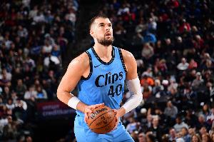 機會出來了沒把握??！祖巴茨身后下手摁住球&與鮑威爾爭球