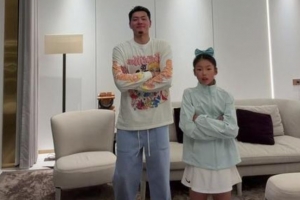 王大雷曬與女兒跳舞視頻，韋世豪評(píng)論：有點(diǎn)卡哇伊了