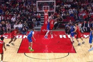 看著都疼！加福德防守奧科吉時雙方膝蓋對撞 都有些受傷