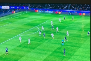 心系球隊，養(yǎng)傷的穆西亞拉社媒曬在家中觀看拜仁vs巴黎