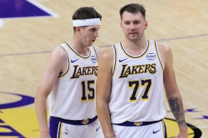 楊毅：里夫斯是鄉(xiāng)村男孩&沒(méi)運(yùn)動(dòng)能力不適合湖人 湖人27年要釣大魚(yú)