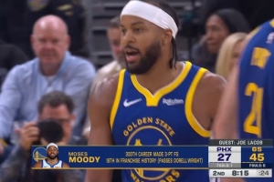 打你立足未穩(wěn)！穆迪追身三分自信出手命中 也是生涯第300個(gè)三分