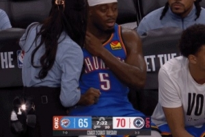 疑似肩膀不適！被換下場的多特晃動自己右肩 隨后返回更衣室