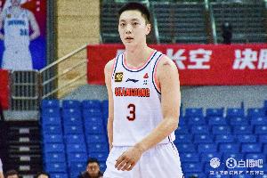 胡中鋒！全運(yùn)會(huì)首戰(zhàn)胡明軒貢獻(xiàn)7分5板3助4斷 官網(wǎng)給的位置是中鋒