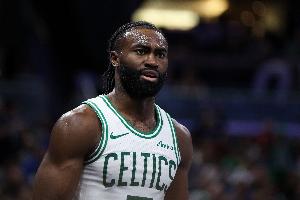 爵士凱爾特人裁判報告：漏吹杰倫-布朗被“滑鏟” 錯判科塔犯規(guī)