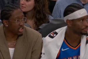 養(yǎng)傷不忘練默契！杰倫威板凳席上與亞歷山大神同步轉(zhuǎn)頭