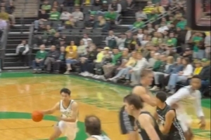 NCAA生涯首次助攻！林葳妙傳隊(duì)友吃餅 球迷高喊“Let’s go Wei”