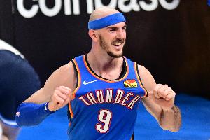 張佳瑋：多特開場給哈登空間 卡魯索示范雷霆全隊有樣學樣鎖左腳