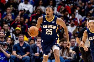 穩(wěn)定輸出！墨菲16中7&5記三分拿下21分3板3助 上半場(chǎng)19分