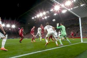 今天是戰(zhàn)神！范戴克近距離頭球，又被庫爾圖瓦神反應(yīng)擋出