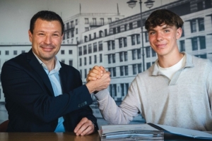 體圖：皇薩仁和巴黎等隊(duì)有意16歲中場(chǎng)艾?；舳?，赫塔要價(jià)2000萬歐