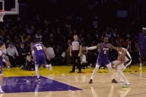 幸無大礙！文班亞馬和八村塁對撞膝蓋 但二人均繼續(xù)作戰(zhàn)