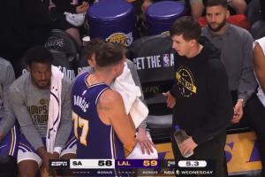 怎么Gaygay的！里夫斯試圖給77讓座 77婉拒但想坐里夫斯腿上